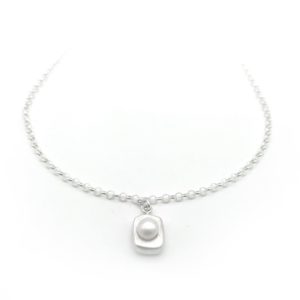 Stepping Stone Silver Pearl Necklace White